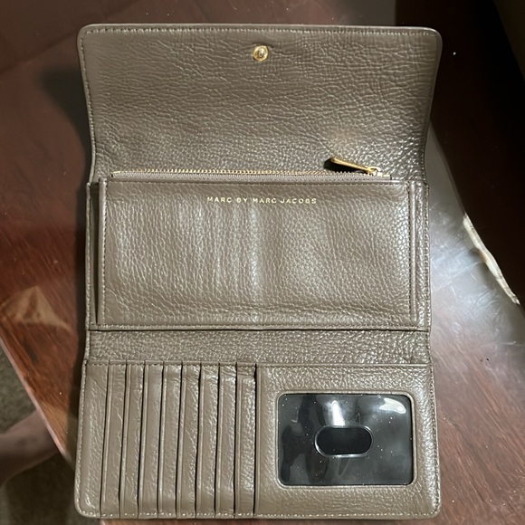 Taupe Marc by Marc Jacobs bag and Wallet - Picture 5 of 7